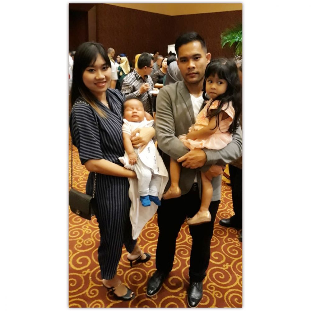 10 Potret kebersamaan kiper Persija Andritany & istri, family man