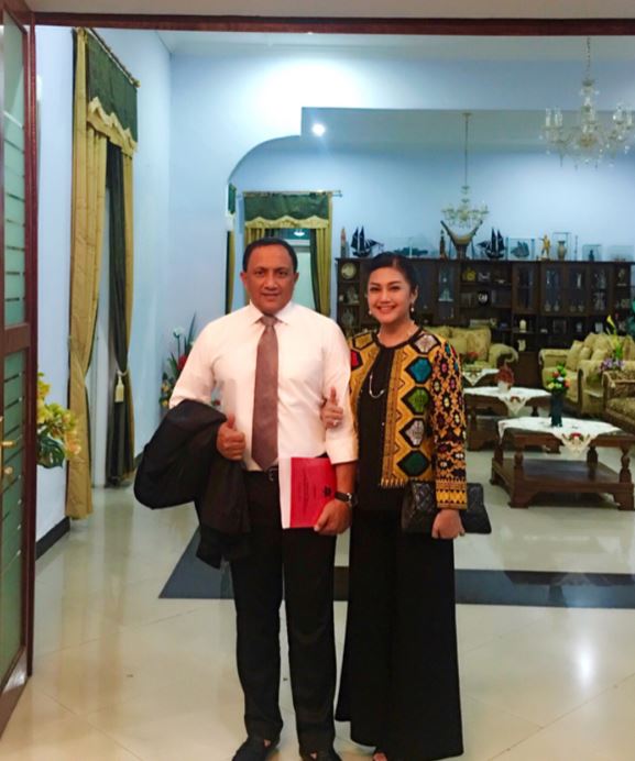 9 Pesona Bella Saphira dampingi suami Mayjen Agus, tak glamor