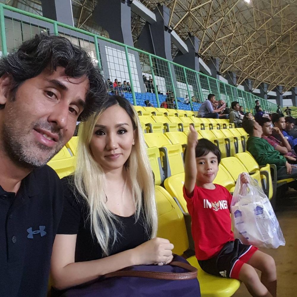 9 Potret cantik Miranda istri Pelatih Persija, bikin terpesona