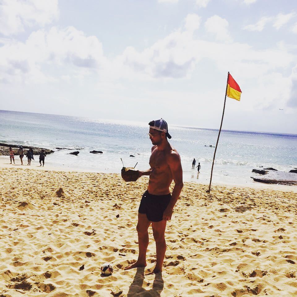 13 Gaya keren Marko Simic di luar lapangan, pamer perut sixpack