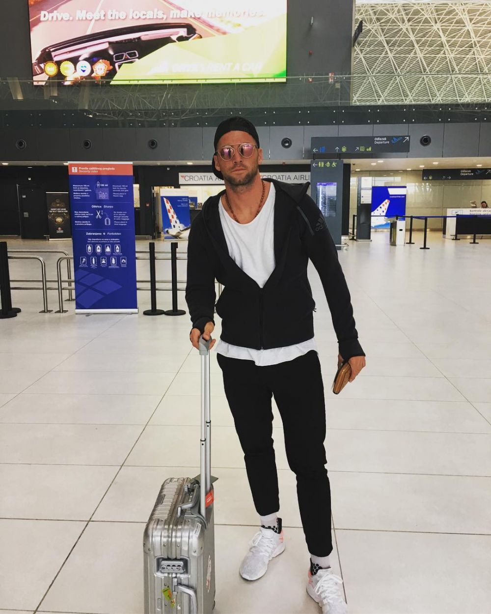 13 Gaya keren Marko Simic di luar lapangan, pamer perut sixpack