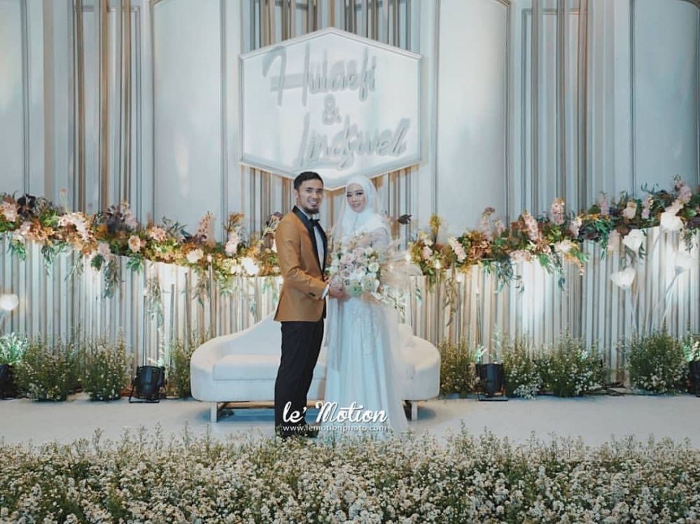 10 Momen haru resepsi pernikahan Lindswell Kwok & Hulaefi