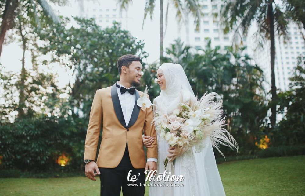 10 Momen haru resepsi pernikahan Lindswell Kwok & Hulaefi