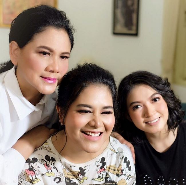 8 Gaya makeup Iriana Jokowi, Kahiyang Ayu, dan Selvi Ananda