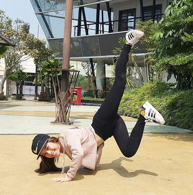 6 Seleb wanita ini punya tubuh lentur banget, pada jago split