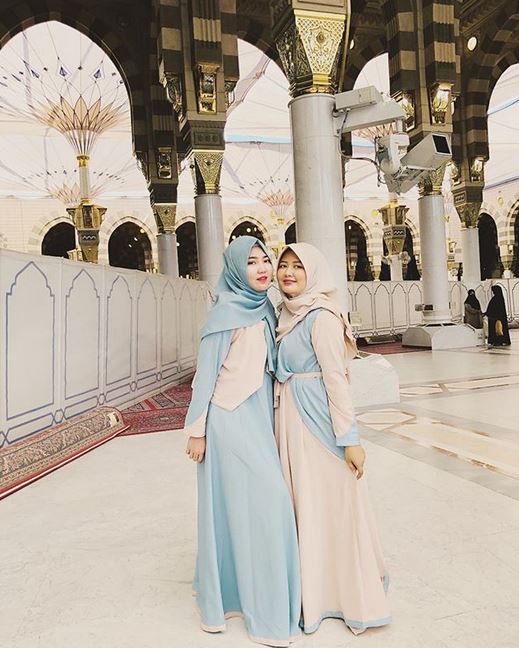 10 Potret Via Vallen di Arab Saudi, tampak adem bersama keluarga