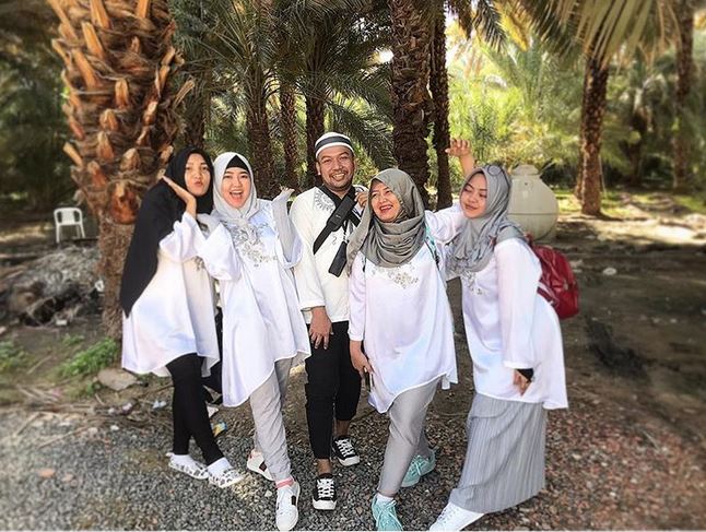 10 Potret Via Vallen di Arab Saudi, tampak adem bersama keluarga