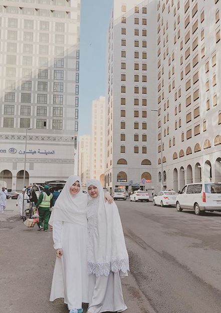 10 Potret Via Vallen di Arab Saudi, tampak adem bersama keluarga