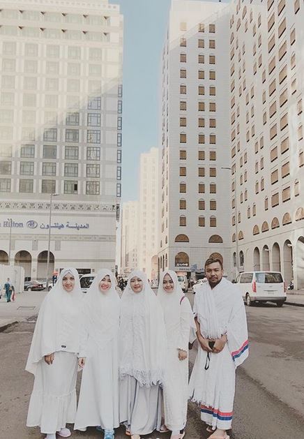 10 Potret Via Vallen di Arab Saudi, tampak adem bersama keluarga