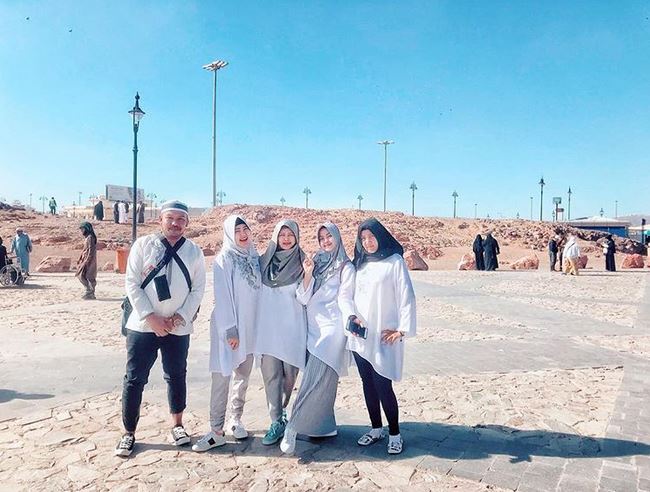 10 Potret Via Vallen di Arab Saudi, tampak adem bersama keluarga