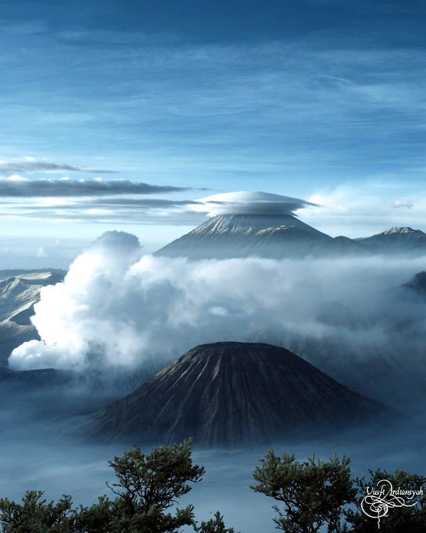 15 Potret Gunung Semeru 'bertopi', fenomena alam unik