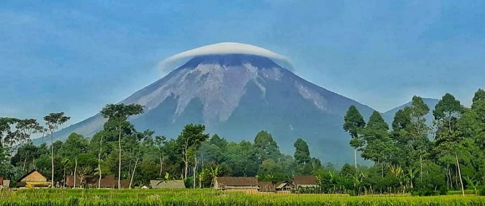 15 Potret Gunung Semeru 'bertopi', fenomena alam unik