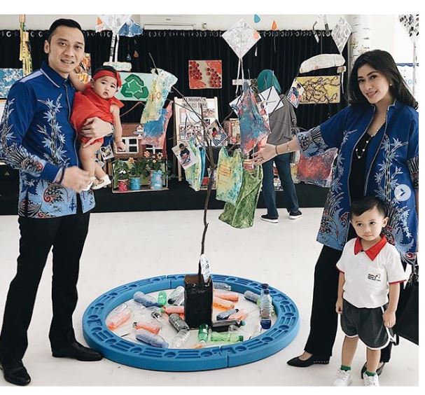 12 Gaya foto keluarga Ibas Yudhoyono & Aliya di berbagai konsep