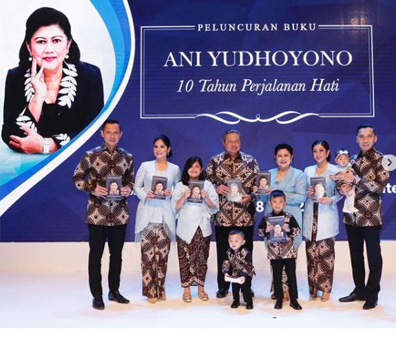 12 Gaya foto keluarga Ibas Yudhoyono & Aliya di berbagai konsep