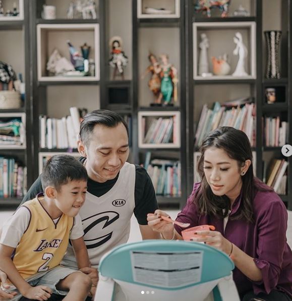 12 Gaya foto keluarga Ibas Yudhoyono & Aliya di berbagai konsep