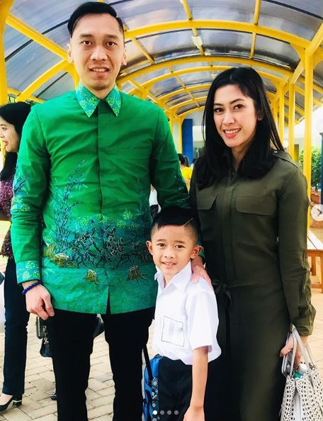 12 Gaya foto keluarga Ibas Yudhoyono & Aliya di berbagai konsep