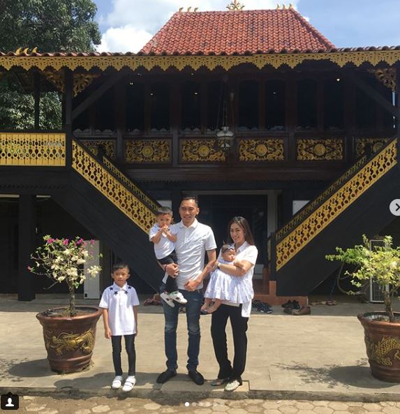12 Gaya foto keluarga Ibas Yudhoyono & Aliya di berbagai konsep
