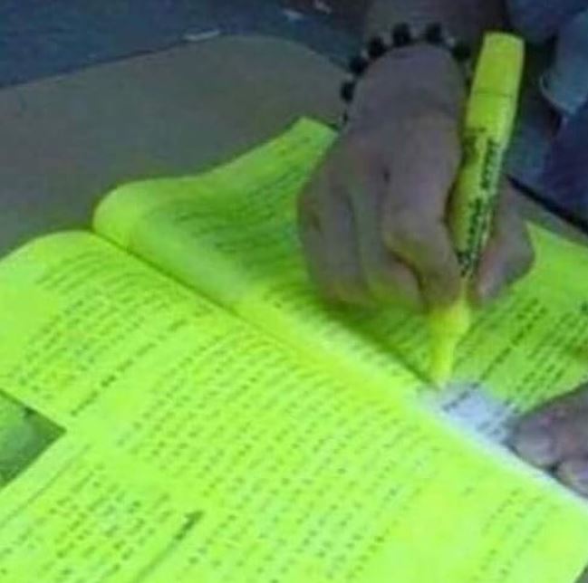 10 Tingkah lucu orang saat selow ini bikin geleng kepala