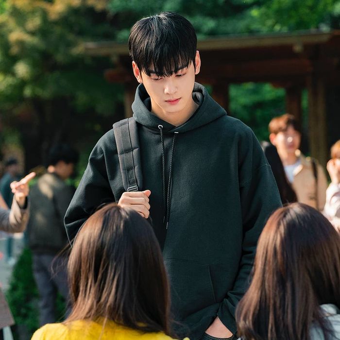 11 Gaya Cha Eun-woo pakai kaus ini simpel tapi tetap menawan