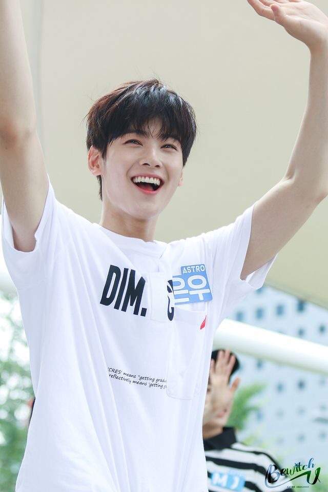 11 Gaya Cha Eun-woo pakai kaus ini simpel tapi tetap menawan