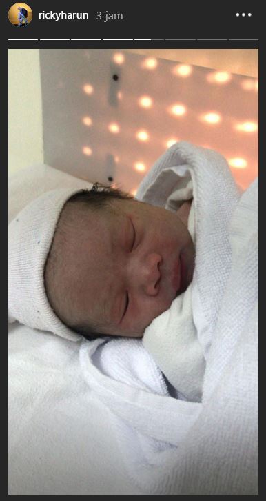 Potret anak ketiga Ricky Harun yang baru lahir ini menggemaskan