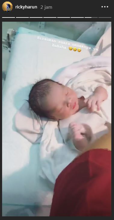 Potret anak ketiga Ricky Harun yang baru lahir ini menggemaskan