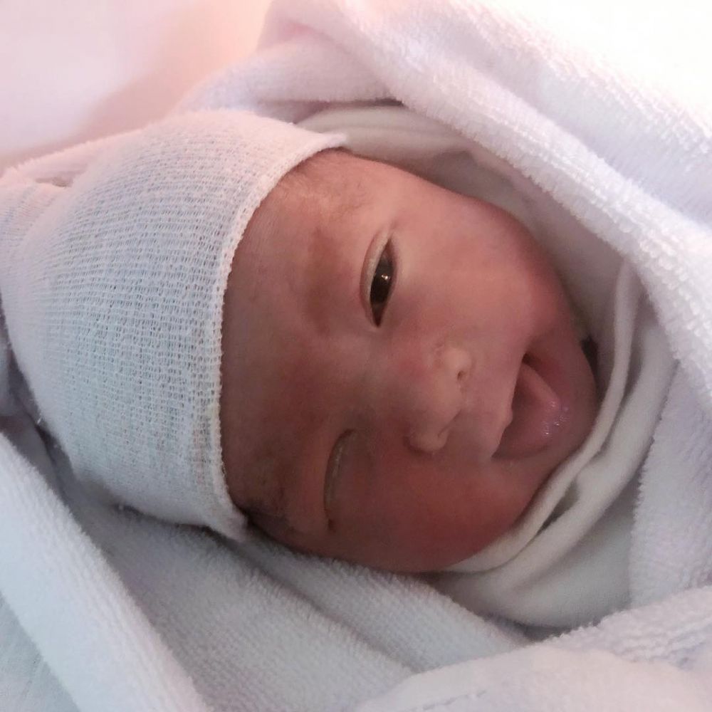 5 Seleb ini melahirkan anak di tanggal cantik 12-12, penuh kesan