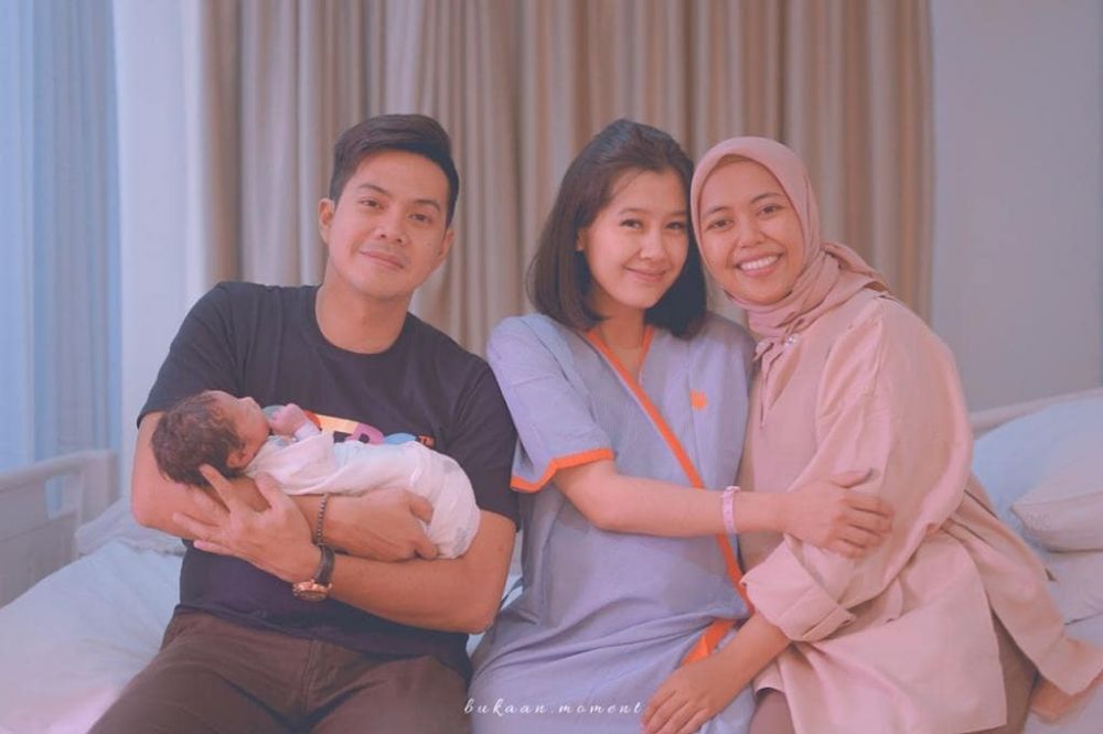 7 Tren kehamilan di kalangan seleb, foto maternity hingga doula