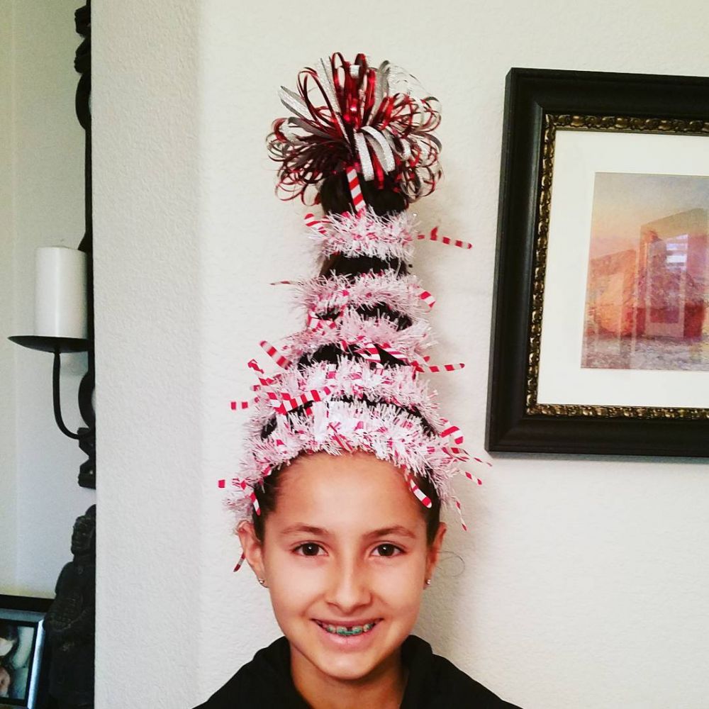 13 Kreasi rambut mirip pohon Natal ini nyentrik abis