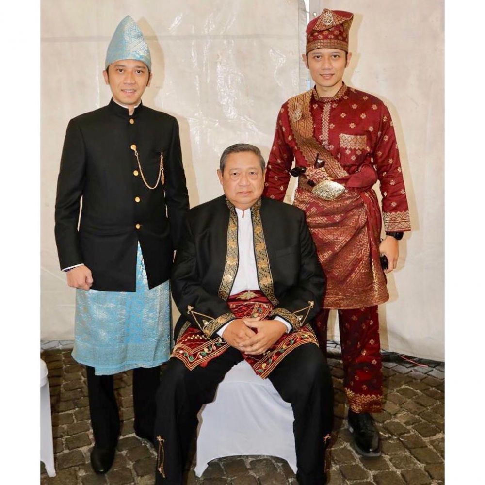7 Potret Agus Yudhoyono kenakan baju adat, gagah & berkharisma
