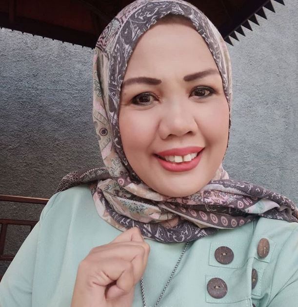 8 Pesona Ely Sugigi dengan balutan hijab, tampak kalem