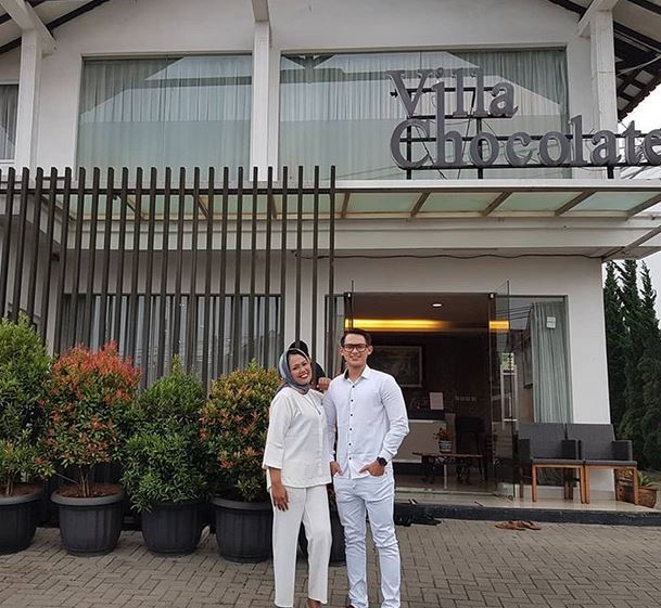 8 Pesona Ely Sugigi dengan balutan hijab, tampak kalem