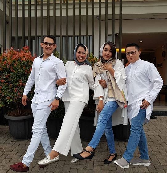 8 Pesona Ely Sugigi dengan balutan hijab, tampak kalem