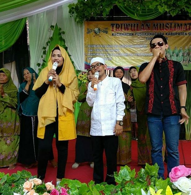 8 Pesona Ely Sugigi dengan balutan hijab, tampak kalem