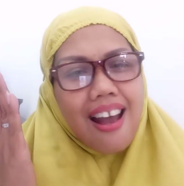 8 Pesona Ely Sugigi dengan balutan hijab, tampak kalem