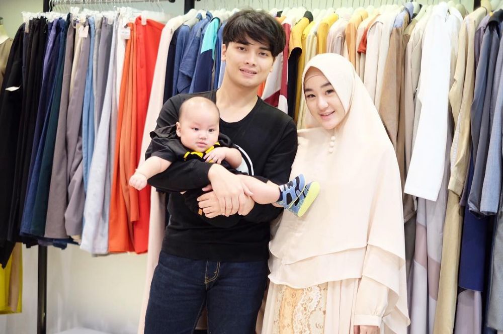 5 Seleb ini sudah jadi ayah di usia muda, terbaru Ilham SMASH