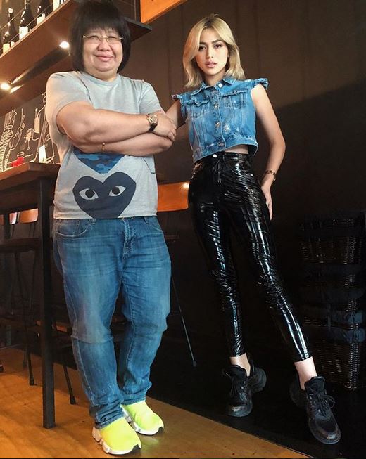 8 Busana nyentrik ala Jessica Iskandar, cetar abis