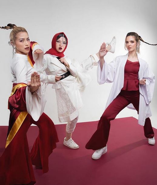 8 Busana nyentrik ala Jessica Iskandar, cetar abis