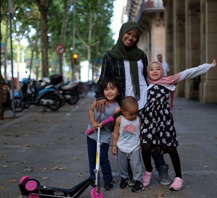 Momen kedekatan 8 anak artis & pengasuh, seperti ortu sendiri