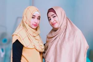 10 Seleb ini sering dikira kakak-adik dengan putrinya