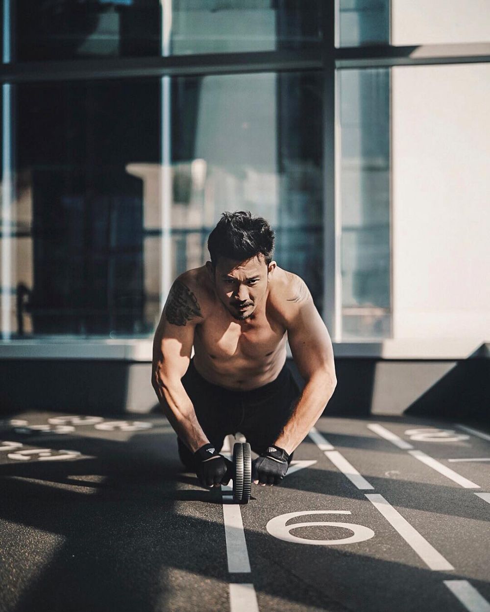 11 Gaya Denny Sumargo saat olahraga, tak hanya jago basket