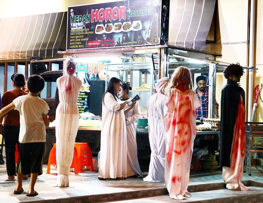 Sensasi kuliner Martabak Horor Medan ini bikin pembeli merinding