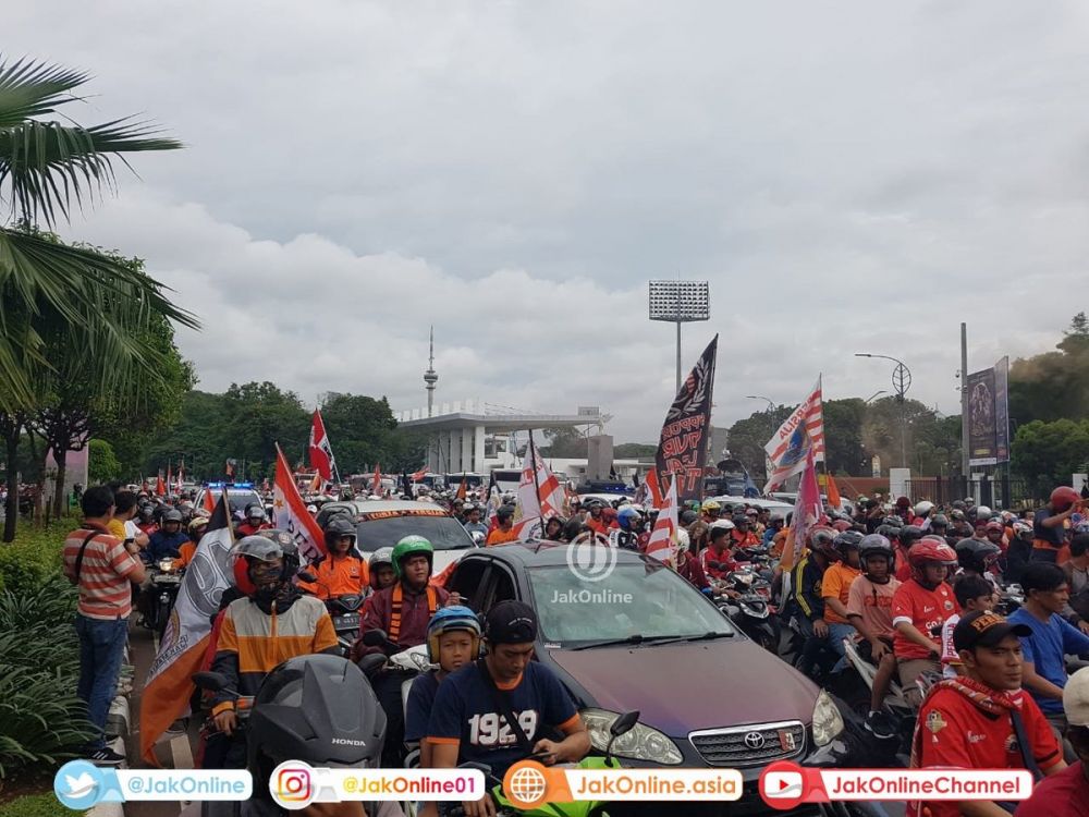 12 Foto konvoi juara Persija yang bikin oranye Jakarta