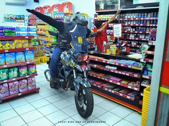 8 Kelakuan nyeleneh pembeli di minimarket, bawa motor masuk
