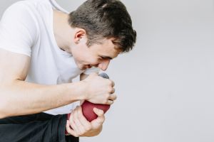 Pria ini dapat infeksi paru-paru akibat cium kaus kaki sendiri