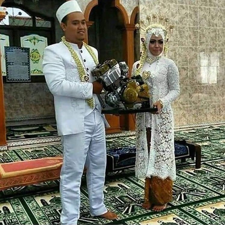 21 Momen resepsi pernikahan ini tak biasa, cuma ada di Indonesia