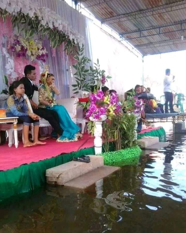 21 Momen resepsi pernikahan ini tak biasa, cuma ada di Indonesia