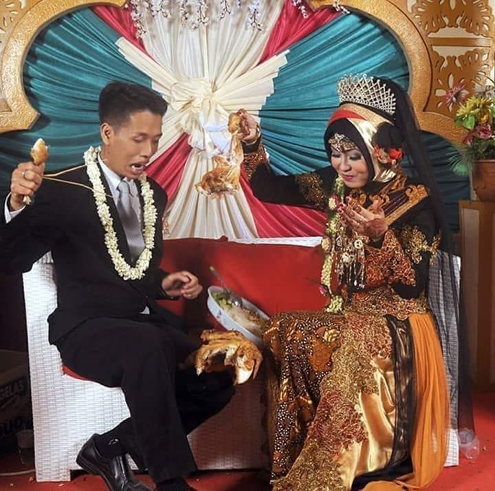 21 Momen resepsi pernikahan ini tak biasa, cuma ada di Indonesia