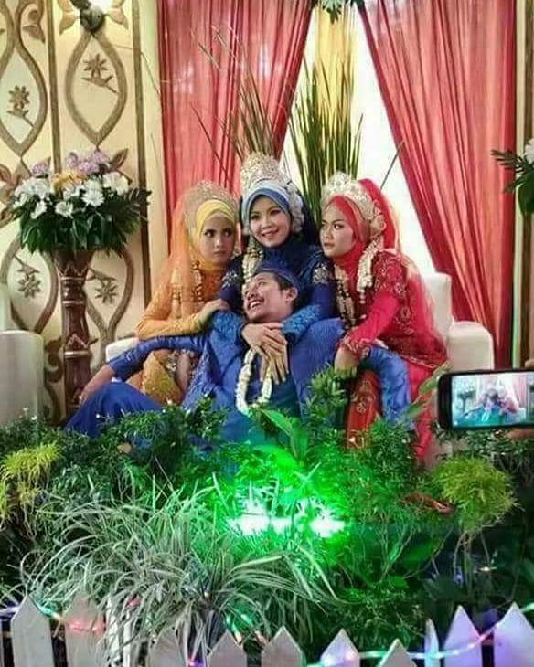 21 Momen resepsi pernikahan ini tak biasa, cuma ada di Indonesia