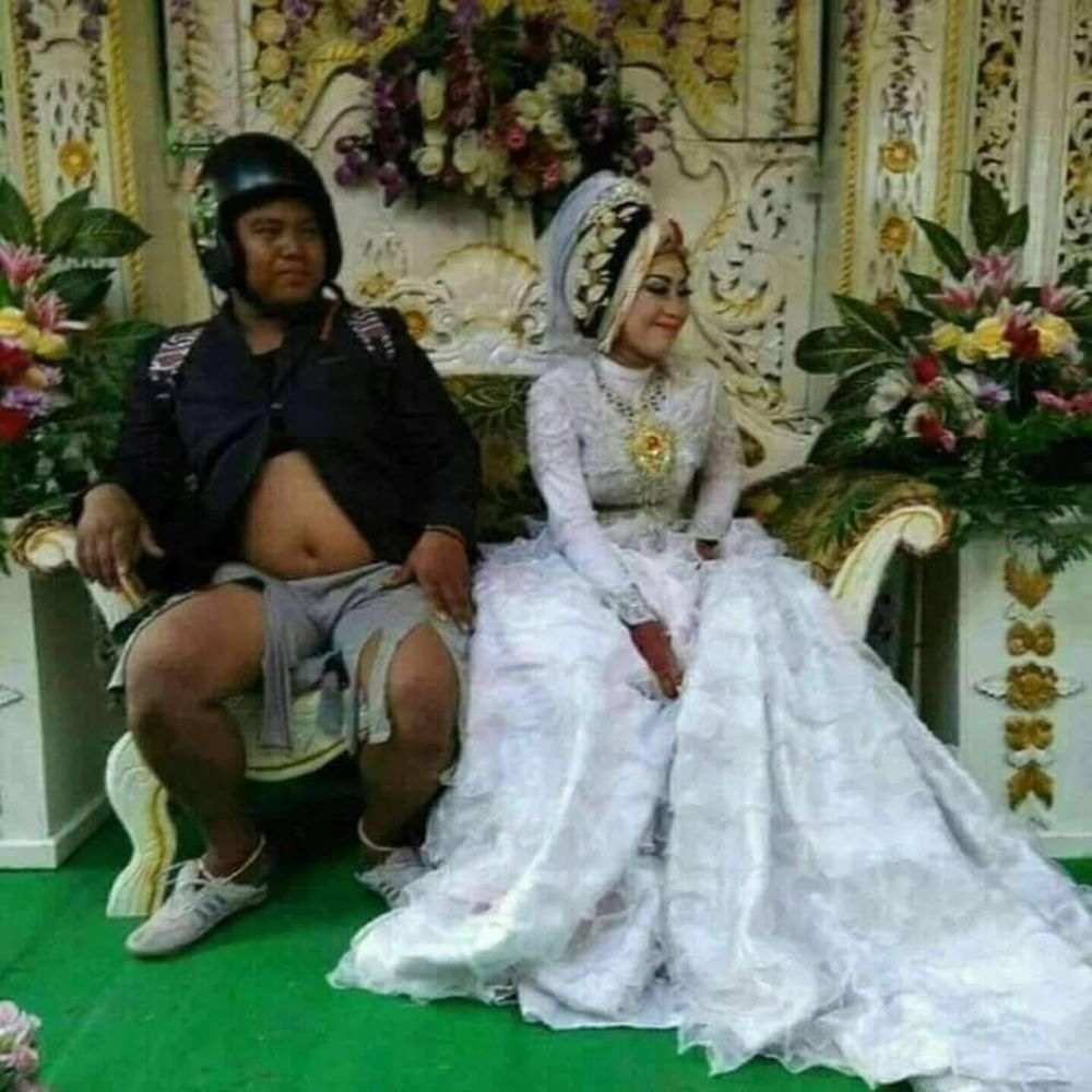 21 Momen resepsi pernikahan ini tak biasa, cuma ada di Indonesia